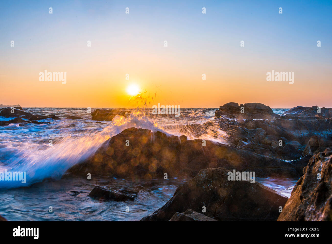 Côte Rocheuse, mer, surf, coucher de soleil, Chaung Thar plage, baie du Bengale, de l'Ayeyarwady, au Myanmar Banque D'Images