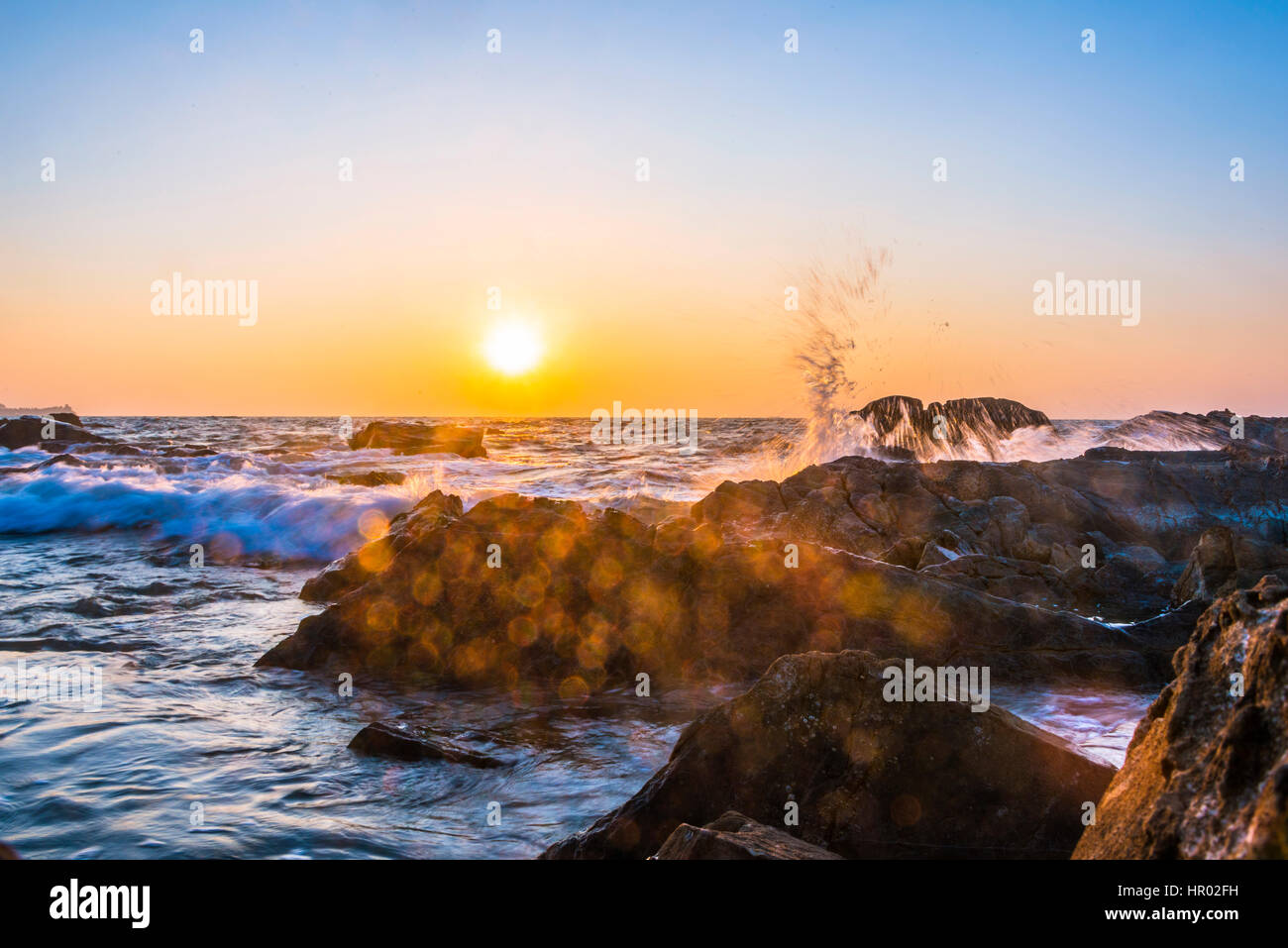 Côte Rocheuse, mer, surf, coucher de soleil, Chaung Thar plage, baie du Bengale, de l'Ayeyarwady, au Myanmar Banque D'Images