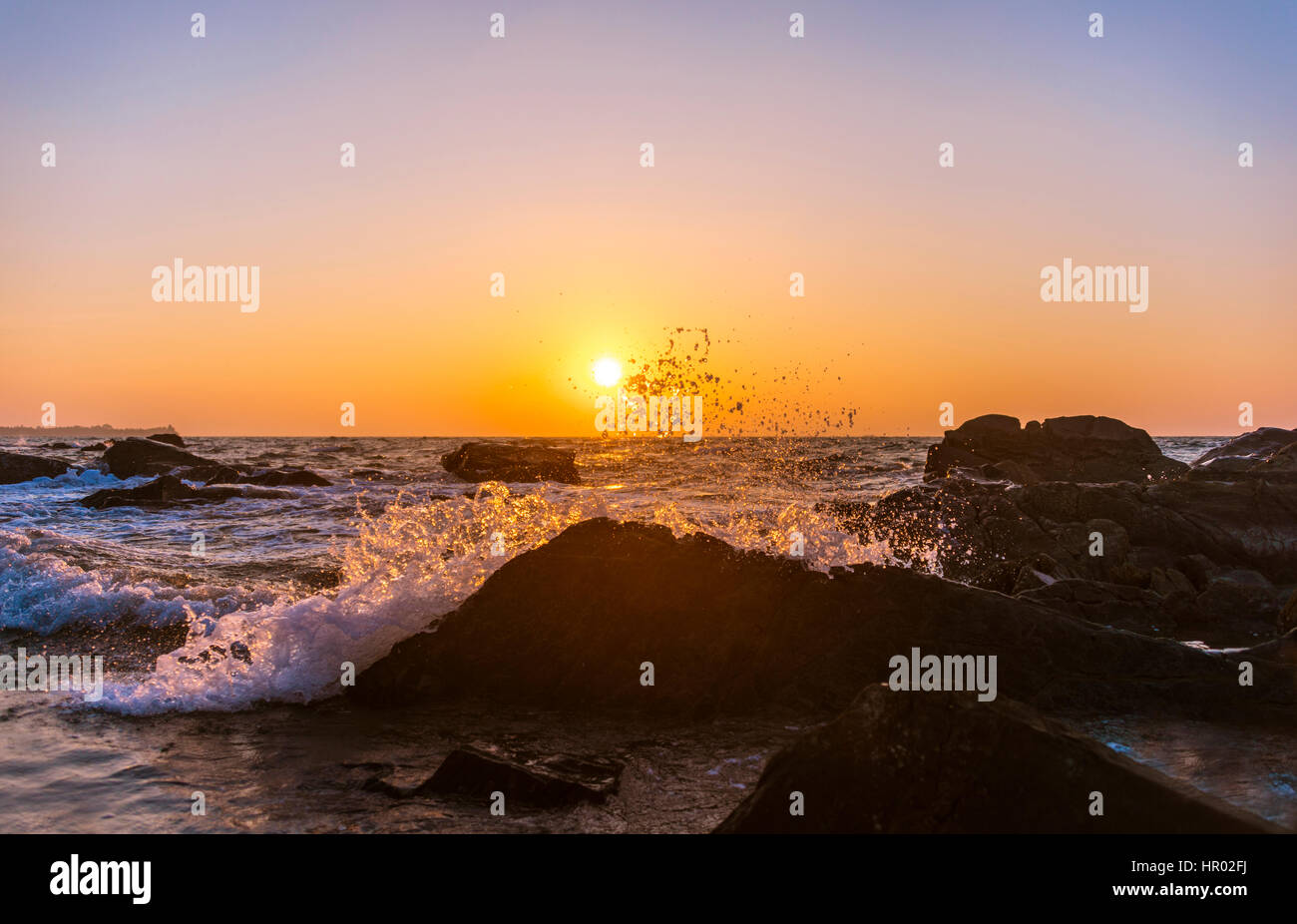 Côte Rocheuse, mer, surf, coucher de soleil, Chaung Thar plage, baie du Bengale, de l'Ayeyarwady, au Myanmar Banque D'Images