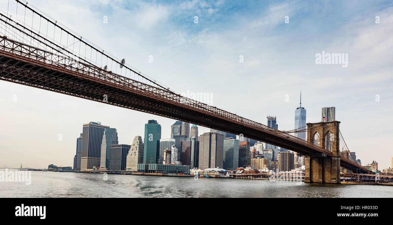 Pont de Brooklyn avec un horizon de Manhattan Banque D'Images