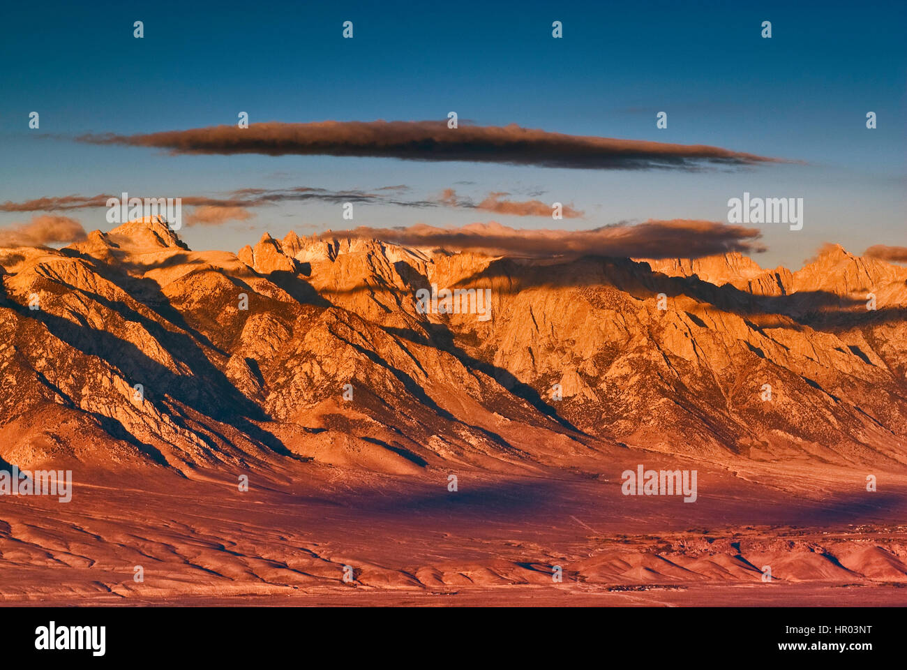 L'Est de la Sierra Nevada avec Mt Whitney vu à travers la vallée d'Owens de Cerro Gordo route dans les montagnes d'Inyo au lever du soleil, Californie, USA Banque D'Images