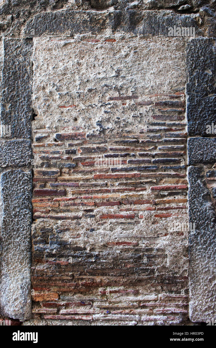 Vieux, briques immure longue fenêtre aveugle en grosses pierres frame Banque D'Images