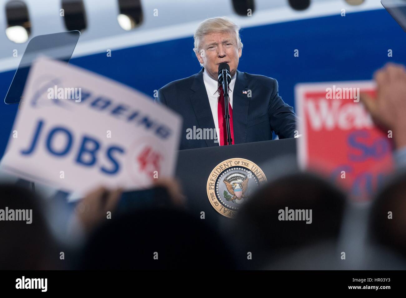 Le Président américain Donald Trump adresse au début du nouveau Boeing 787-10 Dreamliner aéronef à l'usine de Boeing le 17 février 2016 à North Charleston, SC. Cette visite intervient deux jours après que les travailleurs de l'usine de Caroline du Sud voté pour le rejet de la représentation syndicale dans un état où la Trump a remporté haut la main. Banque D'Images
