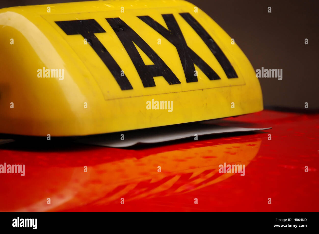 Taxi Jaune sur rouge signe Banque D'Images