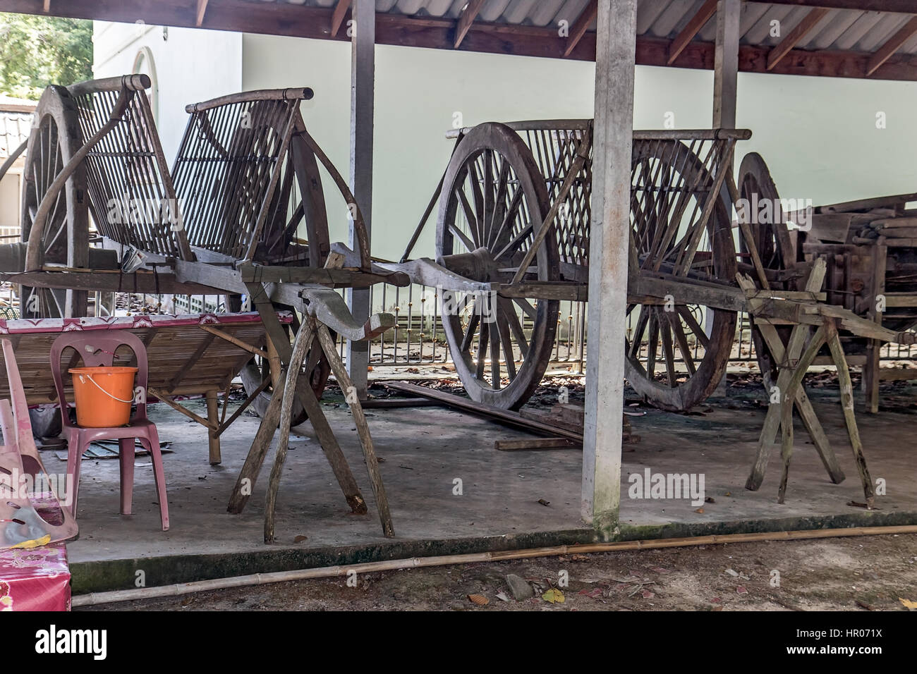 Des charrettes en bois traditionnel stationné sous le porche d'une ferme, Nakhon Nayok, Thaïlande Banque D'Images