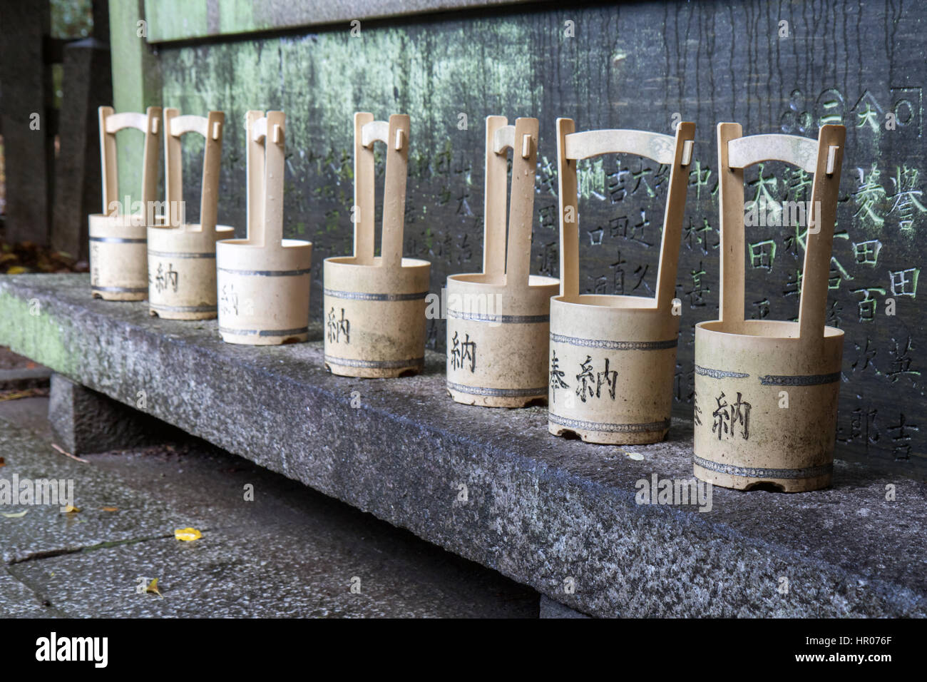 Les seaux en bois traditionnel dans un sanctuaire Shinto au Japon Banque D'Images