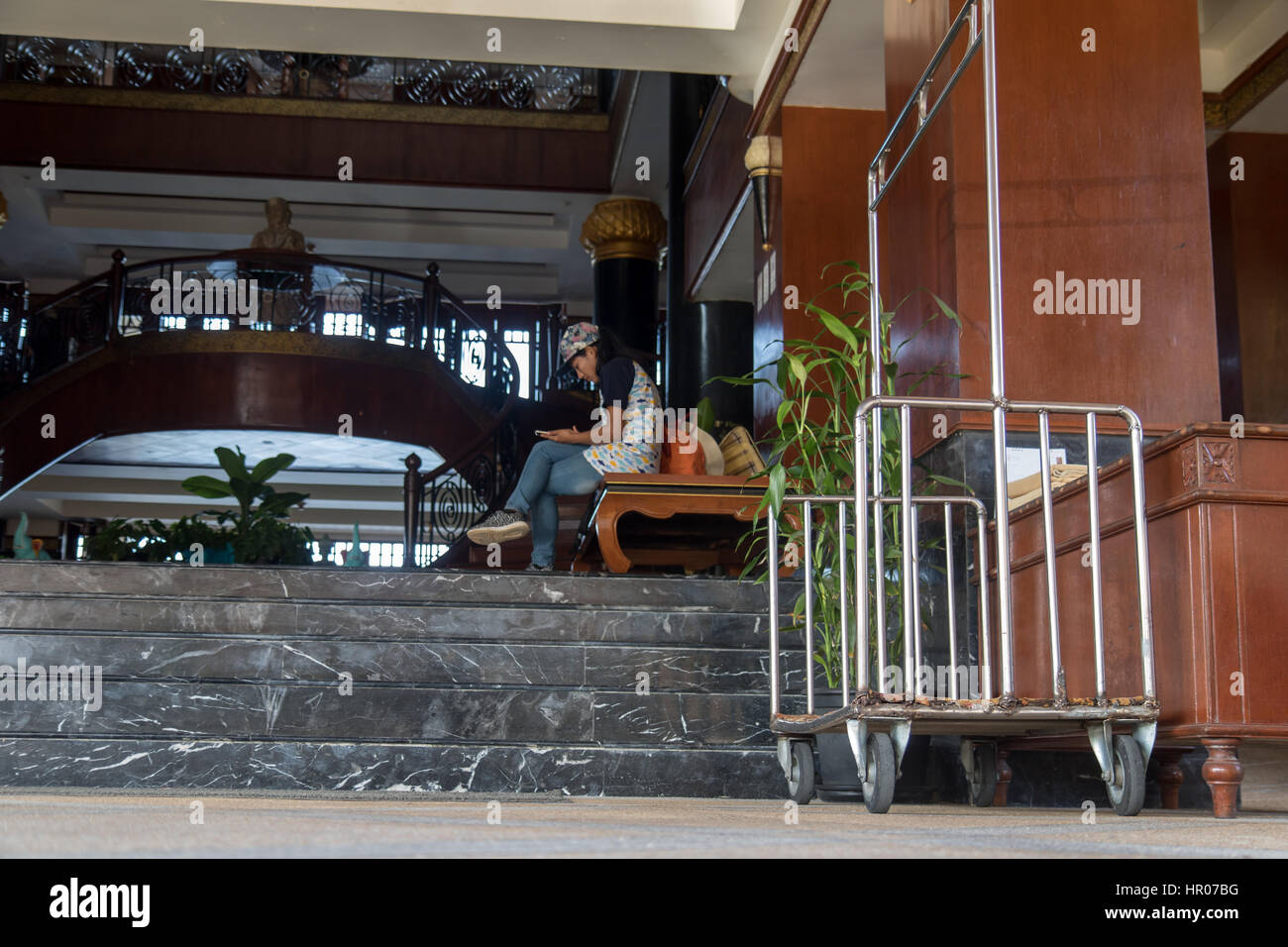 Entrée de l'hôtel avec chariots à bagages Banque D'Images