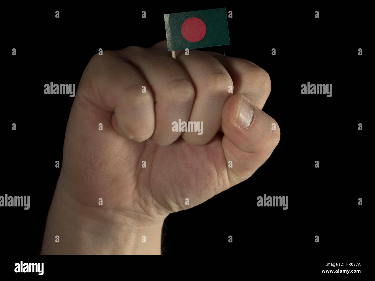 Man main fist avec drapeau bangladais isolé sur fond noir Banque D'Images