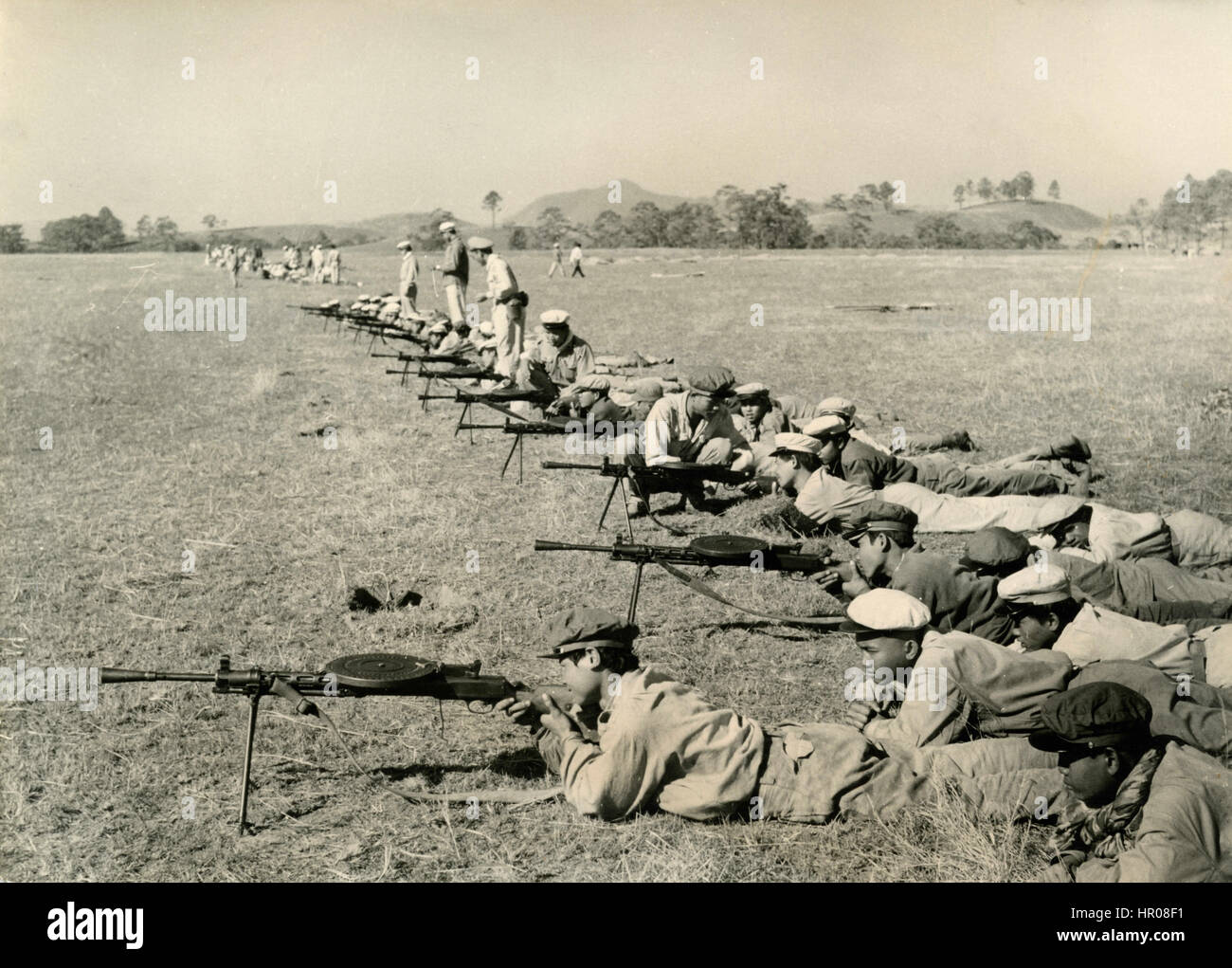 Les combattants du Pathet Lao l'entraînement au tir, au Laos Banque D'Images