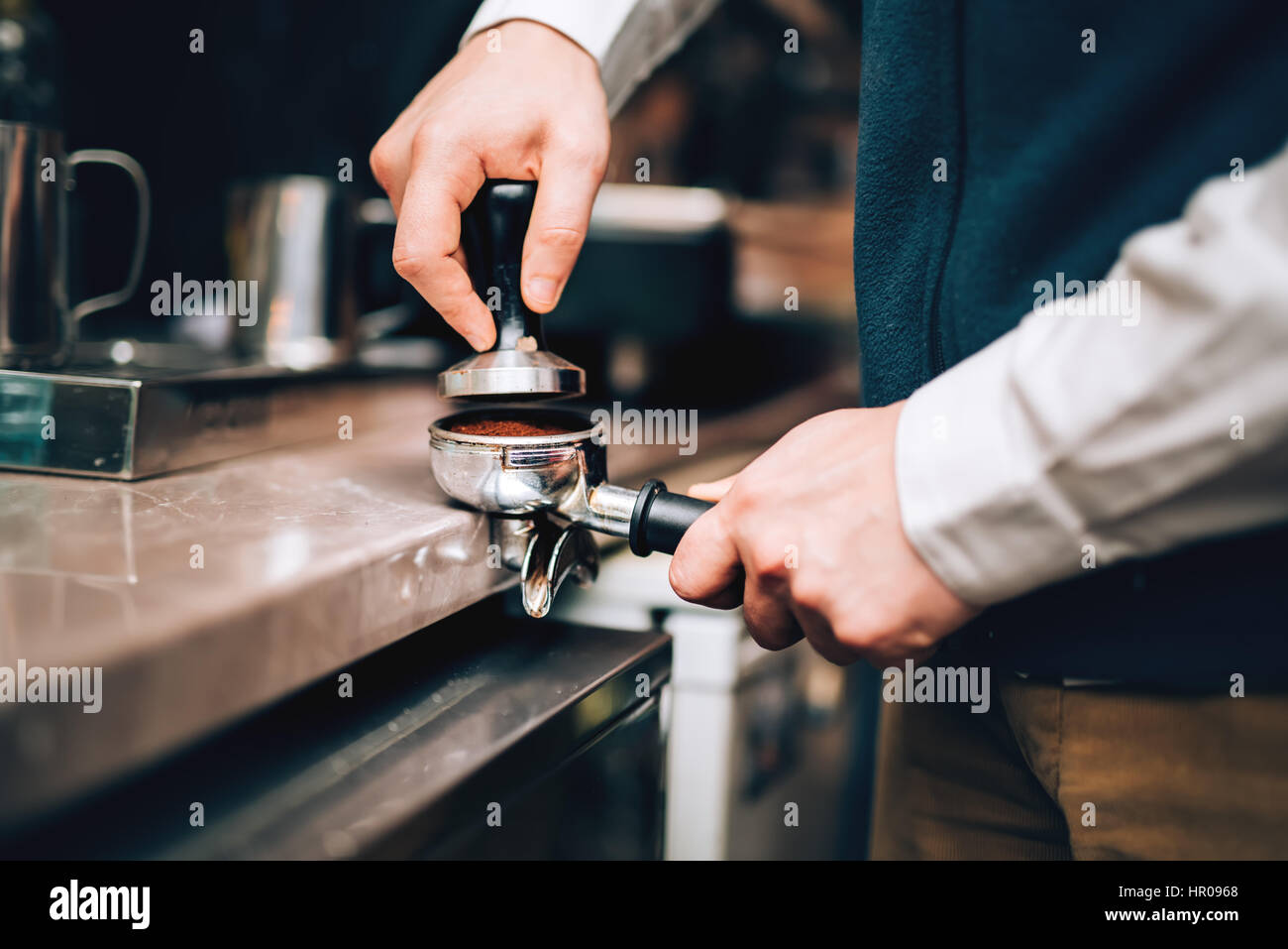 Machine à café barista, à l'aide de la préparation du café frais avec latte à mousse café et restaurant, bar ou au pub. Banque D'Images