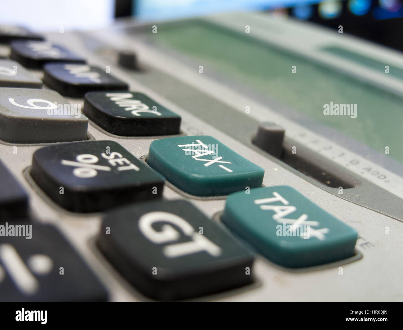Un vieux poussiéreux avec calculateur de profondeur de champ avec l'accent porté sur le bouton de l'impôt négatif Banque D'Images