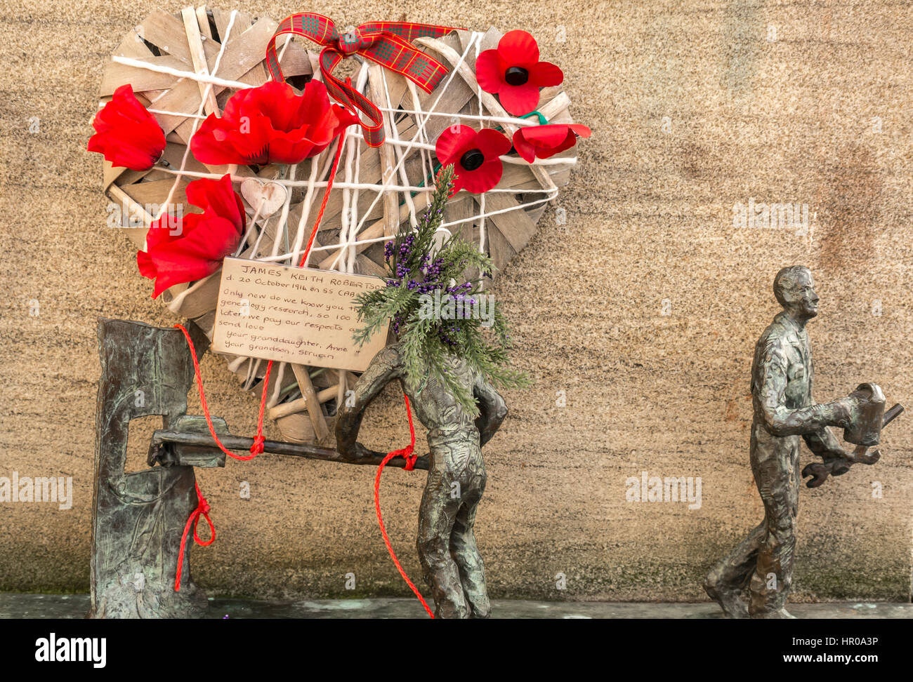 Coeur du souvenir fait main poignant de coquelicots et message à perdu un parent au Mémorial de la marine marchande écossaise, Leith par le sculpteur Jill Watson, UK Banque D'Images