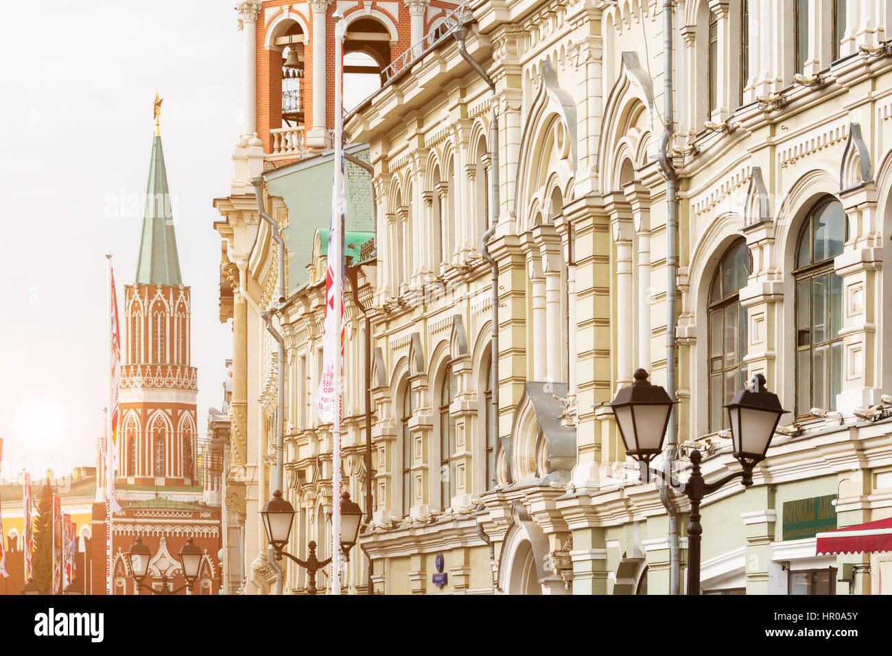 Moscou - le 22 septembre 2015 : Rue Nikolskaïa avec Tour Nikolskaïa sur l'arrière-plan. Cette zone piétonne avec ses boutiques de luxe a été Banque D'Images