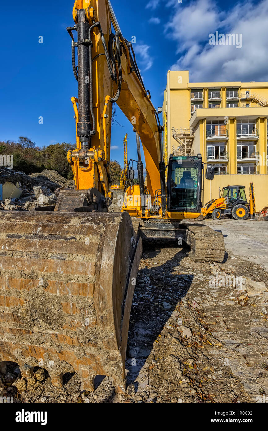 Excavatrice jaune avec pelle et autres machine lourde at construction site . Banque D'Images