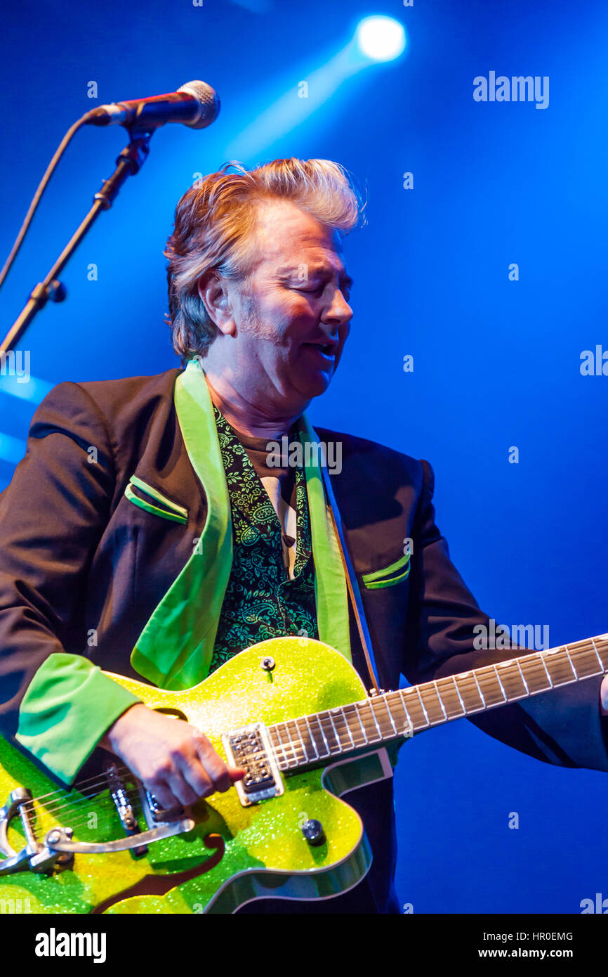 Brian Setzer, anciennement de l'Stray Cats dirige le domaine de la musique  rockabilly. On voit ici avec son Shockabilly Riot à Byron Bay Bluesfest  Photo Stock - Alamy