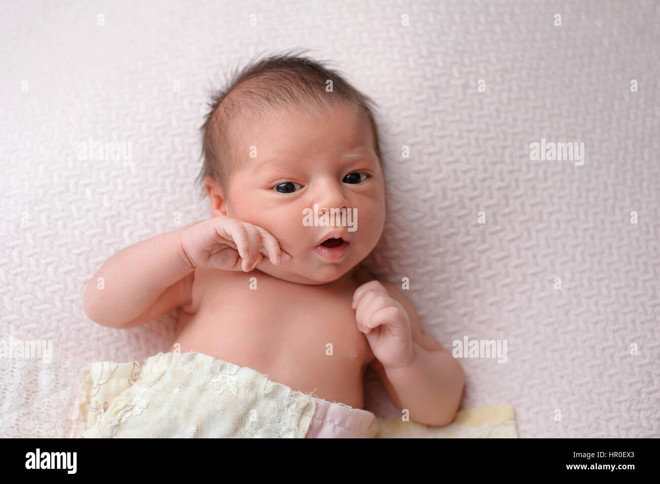 Portrait D Une Alerte Neuf Jours Apres Sa Naissance Bebe Nouveau Ne Fille Elle Est Couchee Sur Une Couverture Rose Clair Photo Stock Alamy