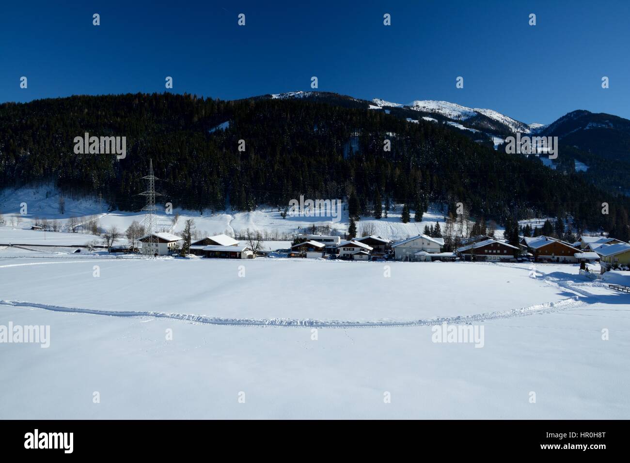 Sur la neige, sur le terrain et les bâtiments en montagne Wagrain en Autriche Banque D'Images