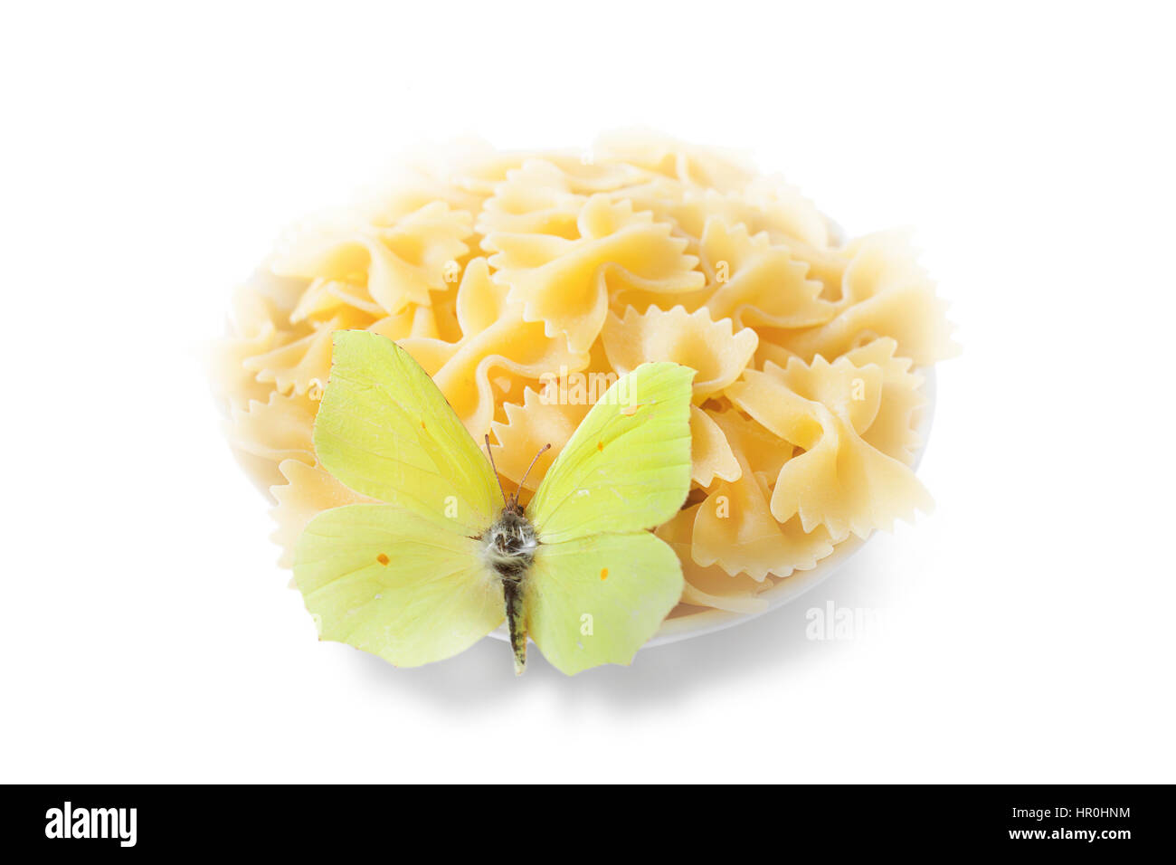 Papillon sur les pâtes farfalla (italien) qui signifie papillon sur les pâtes papillon (anglais) sur plaque blanche sur fond blanc Banque D'Images