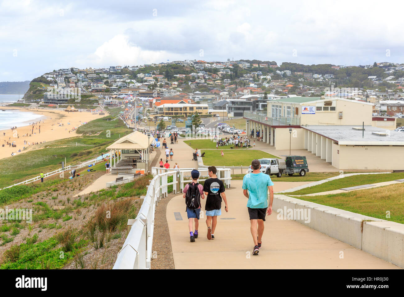 Les promeneurs sur les baigneurs à pied à Newcastle passant bar beach, New South Wales, Australie Banque D'Images