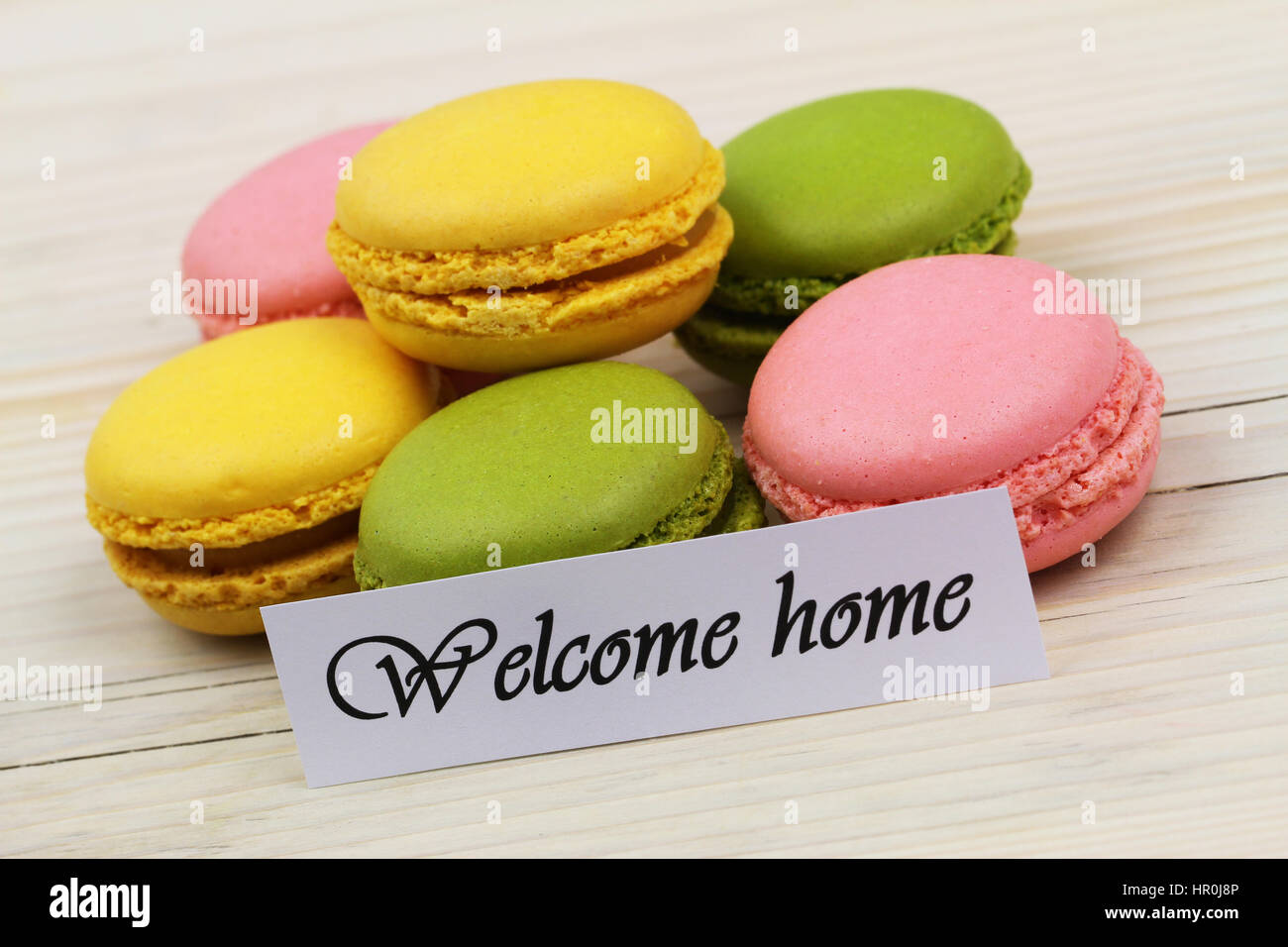 Bienvenue accueil carte avec pile de Biscuits macaron coloré Banque D'Images