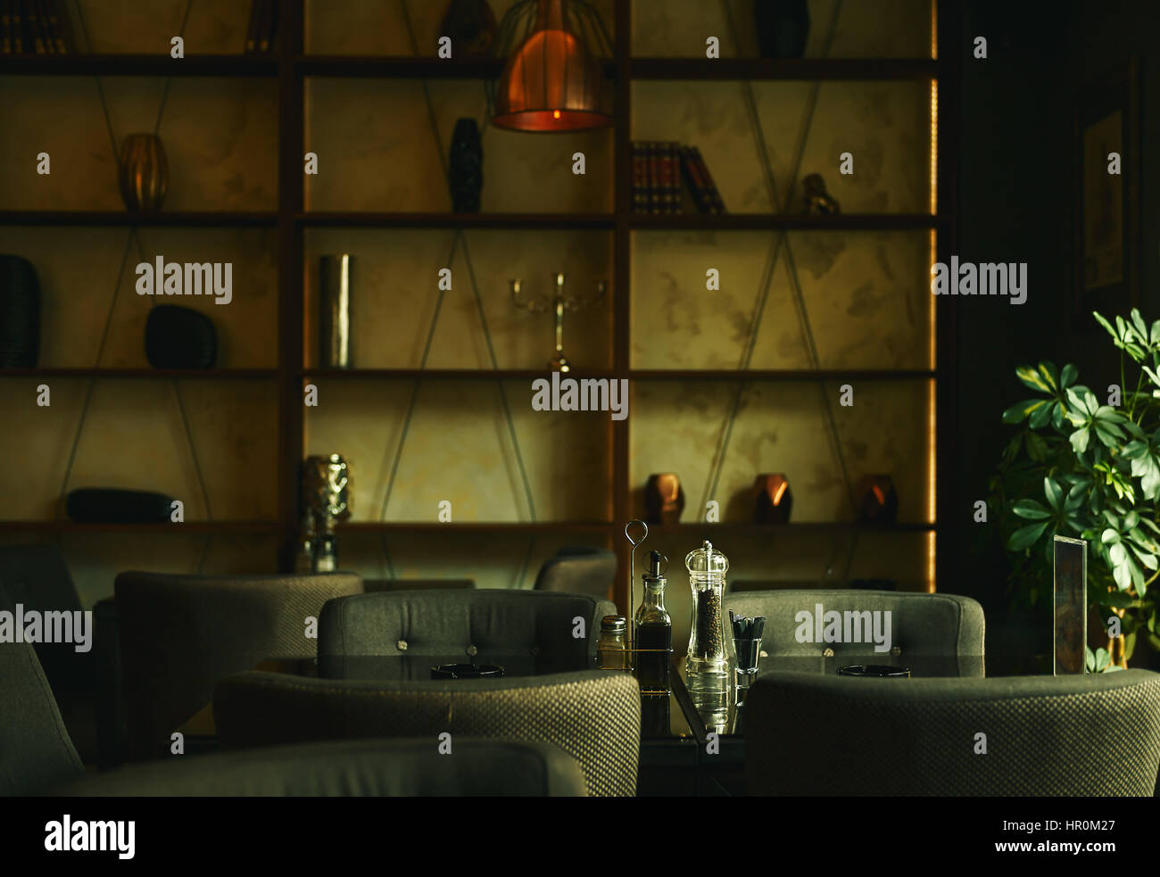 Le restaurant moderne de l'intérieur, l'accent sur une table avec des accessoires, atmosphère calme dans l'arrière-plan flou. Banque D'Images