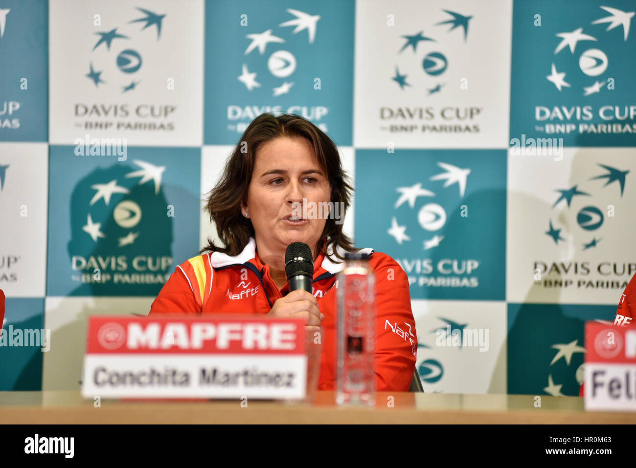 CLUJ-NAPOCA, Roumanie - 12 juillet 2016 : capitaine de l'équipe tennis espagnol, Conchita Martinez répond aux questions lors de la conférence de presse avant la Coupe Davis Banque D'Images