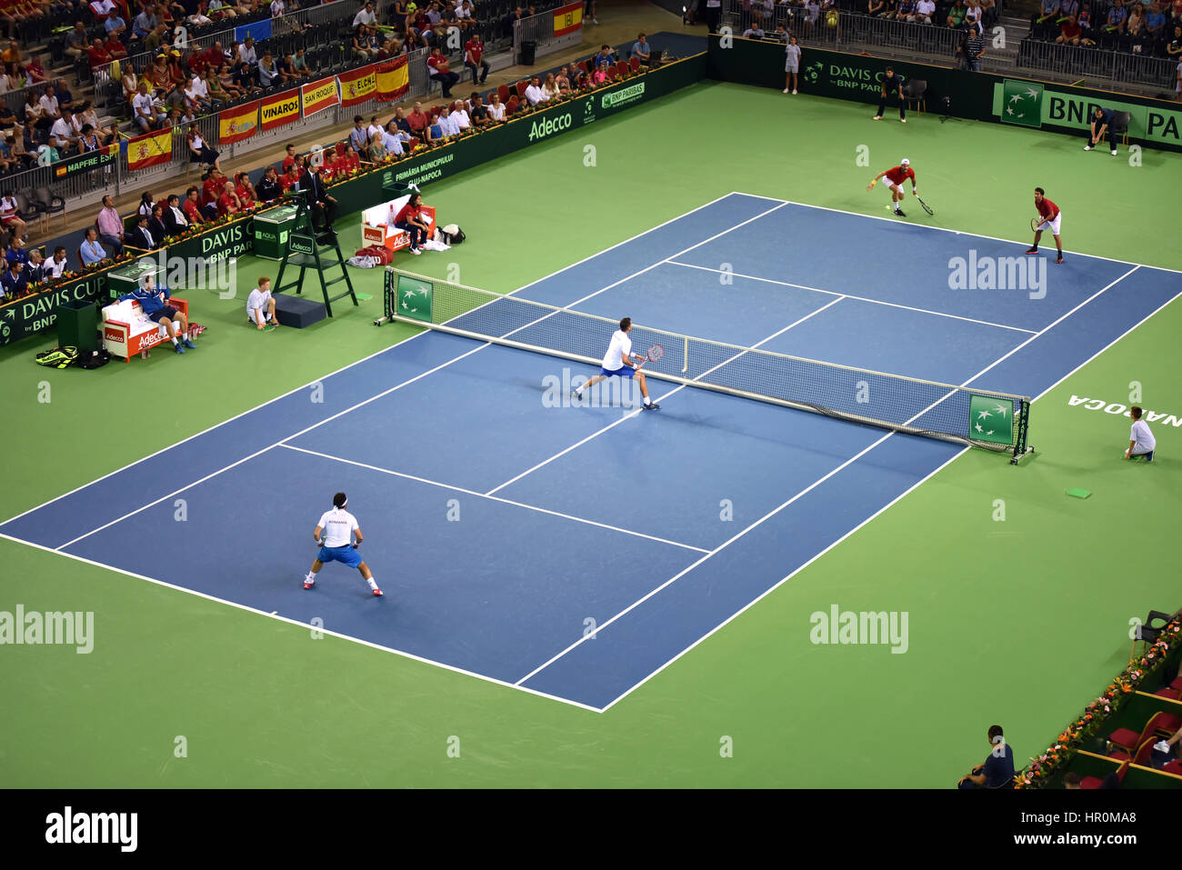 CLUJ NAPOCA, Roumanie - 16 juillet 2016 : les joueurs de tennis jouer à un match de double au cours d'une Coupe Davis par BNP Paribas correspondent à la Roumanie contre l'Espagne Banque D'Images