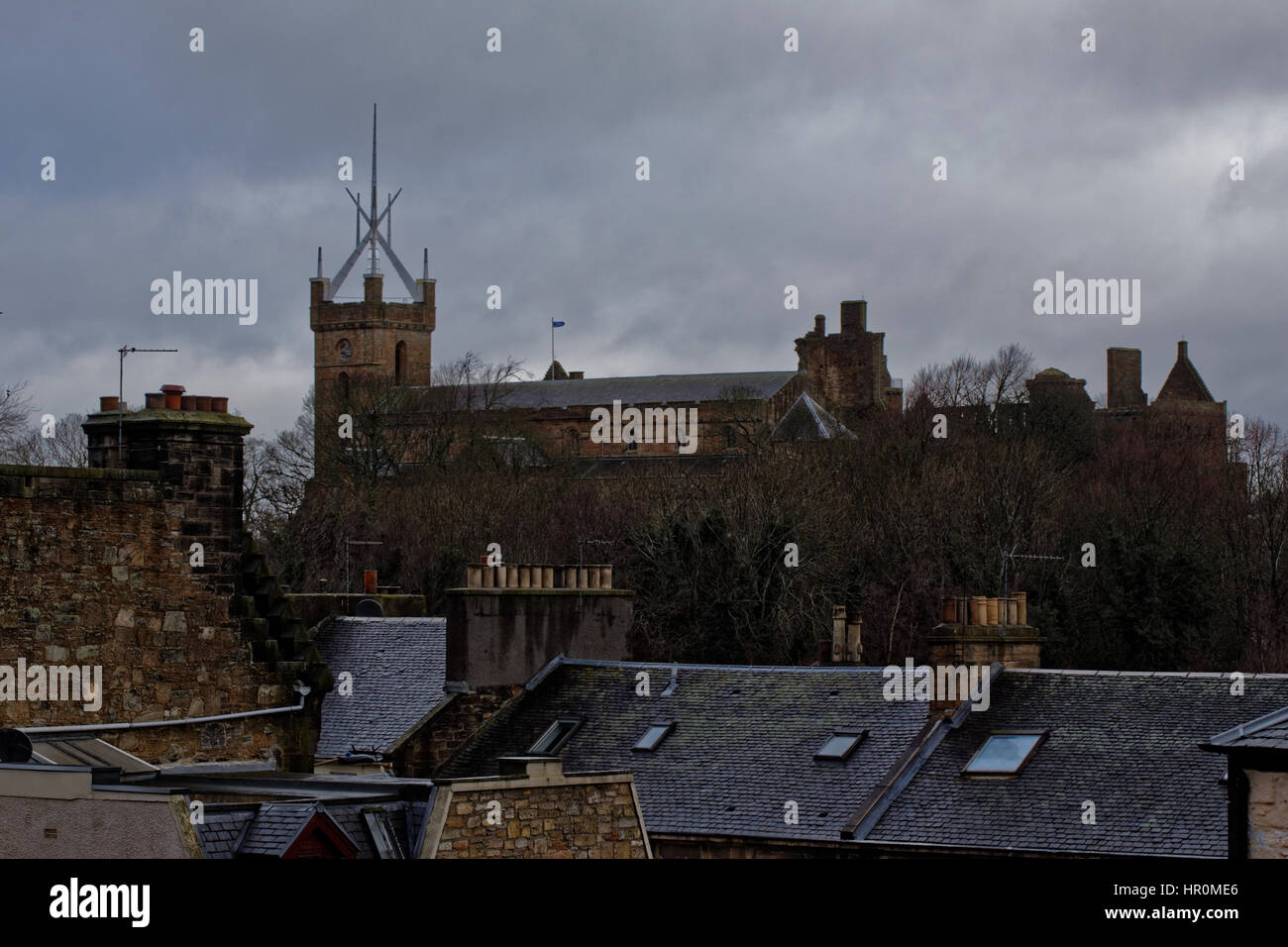 St Michael's Parish Church, Linlithgow vue sur les toits de la ville depuis la gare Banque D'Images