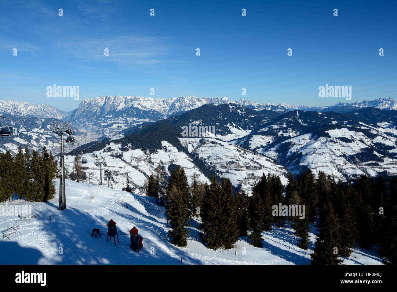 Wagrain, Autriche - 30 janvier 2017 : la vallée, les montagnes et le téléphérique à proximité Wagrain et Alpendorf dans les Alpes en Autriche. Des personnes non identifiées, visible. Banque D'Images