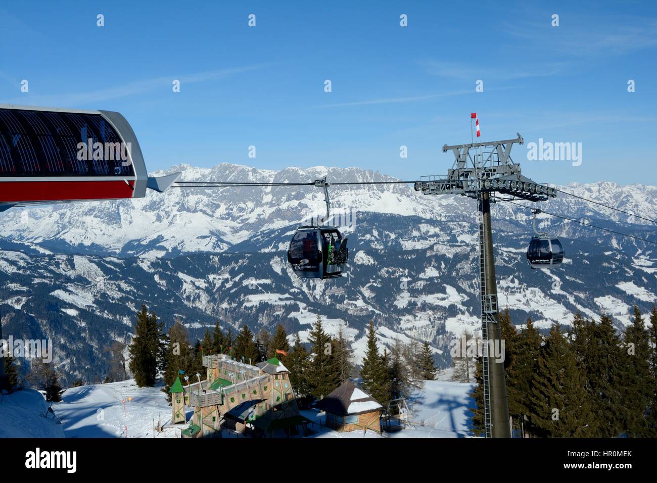 Wagrain, Autriche - 30 janvier 2017 : cable car à proximité Wagrain et Alpendorf dans les Alpes en Autriche. Des personnes non identifiées, visible. Banque D'Images