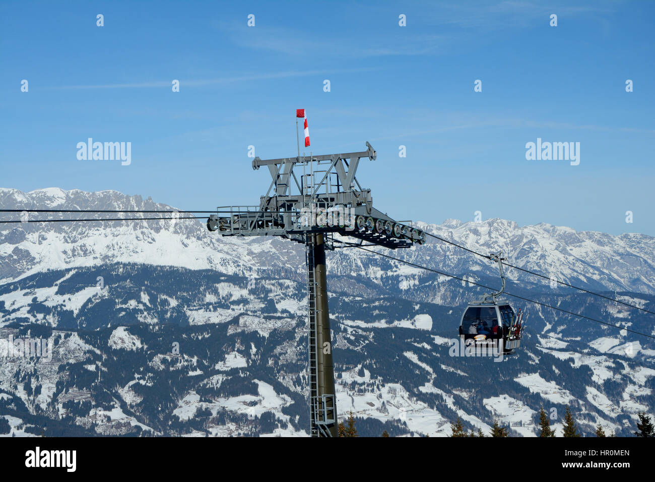 Wagrain, Autriche - 30 janvier 2017 : cable car à proximité Wagrain et Alpendorf dans les Alpes en Autriche. Des personnes non identifiées, visible. Banque D'Images
