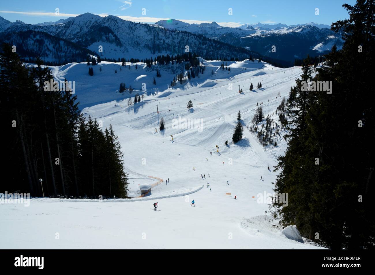 Wagrain, Autriche - 30 janvier 2017 : Unidentfied skieurs sur une piste de ski à proximité Wagrain et Alpendorf dans les Alpes en Autriche. Banque D'Images