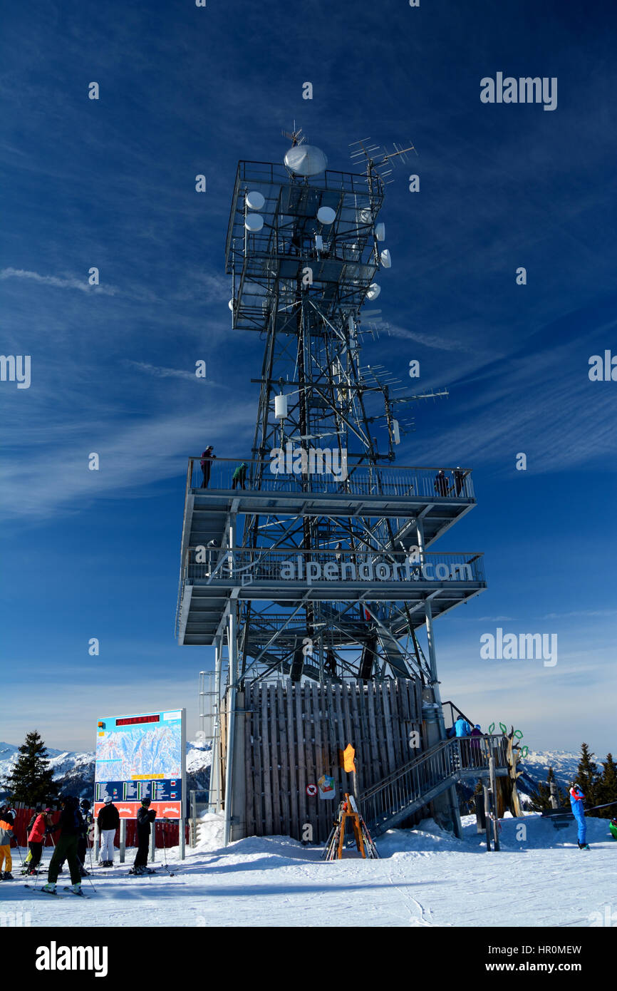 Wagrain, Autriche - 30 janvier 2017 : tour d'observation sur le sommet de la montagne à proximité Wagrain et Alpendorf dans les Alpes en Autriche. Des personnes non identifiées, visible. Banque D'Images