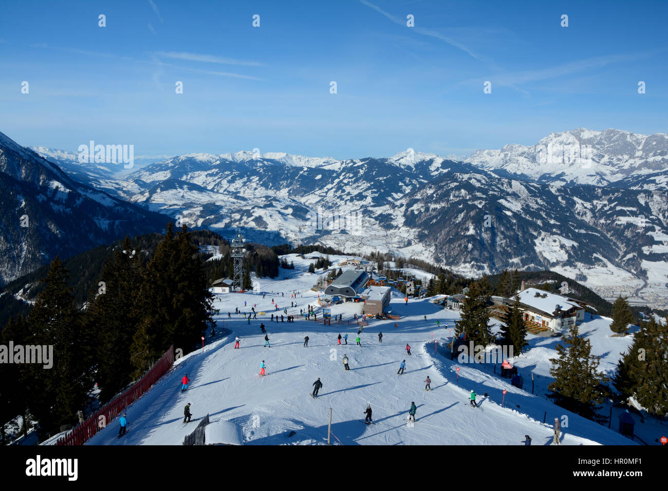 Wagrain, Autriche - 30 janvier 2017 : Unidentfied skieurs sur une piste de ski à proximité Wagrain et Alpendorf dans les Alpes en Autriche. Banque D'Images