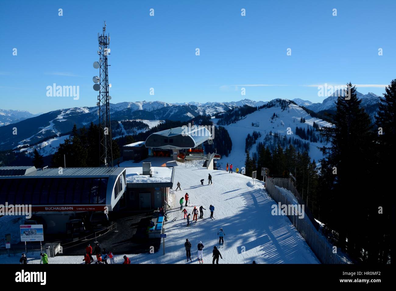 Wagrain, Autriche - 30 janvier 2017 : Unidentfied skieurs de téléphérique et le télésiège des principales stations à proximité Wagrain et Alpendorf dans les Alpes en Autriche. Banque D'Images