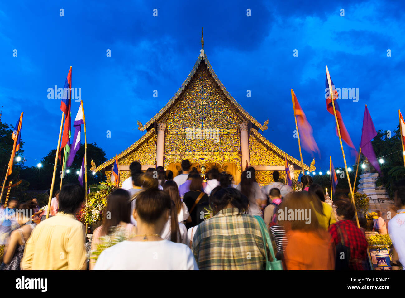 Chiang Mai, Thaïlande - 29 mai 2014 : foule de personnes adorant à Wat Chedi Luang en ville Festival pilier ( Inthakin Festival) Banque D'Images