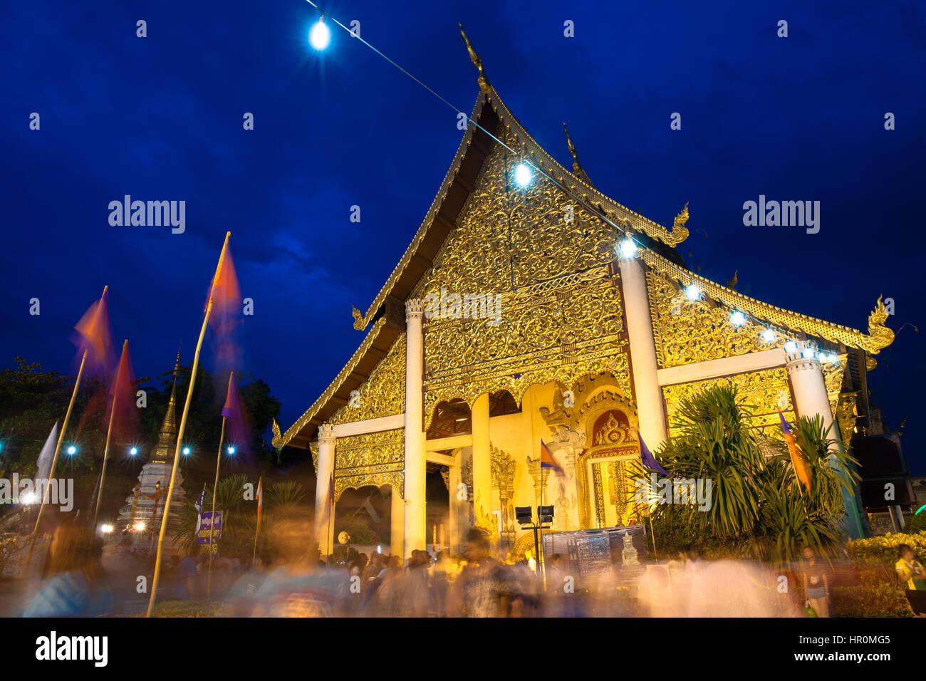 Chiang Mai, Thaïlande - 29 mai 2014 : foule de personnes adorant à Wat Chedi Luang en ville Festival pilier ( Inthakin Festival) Banque D'Images