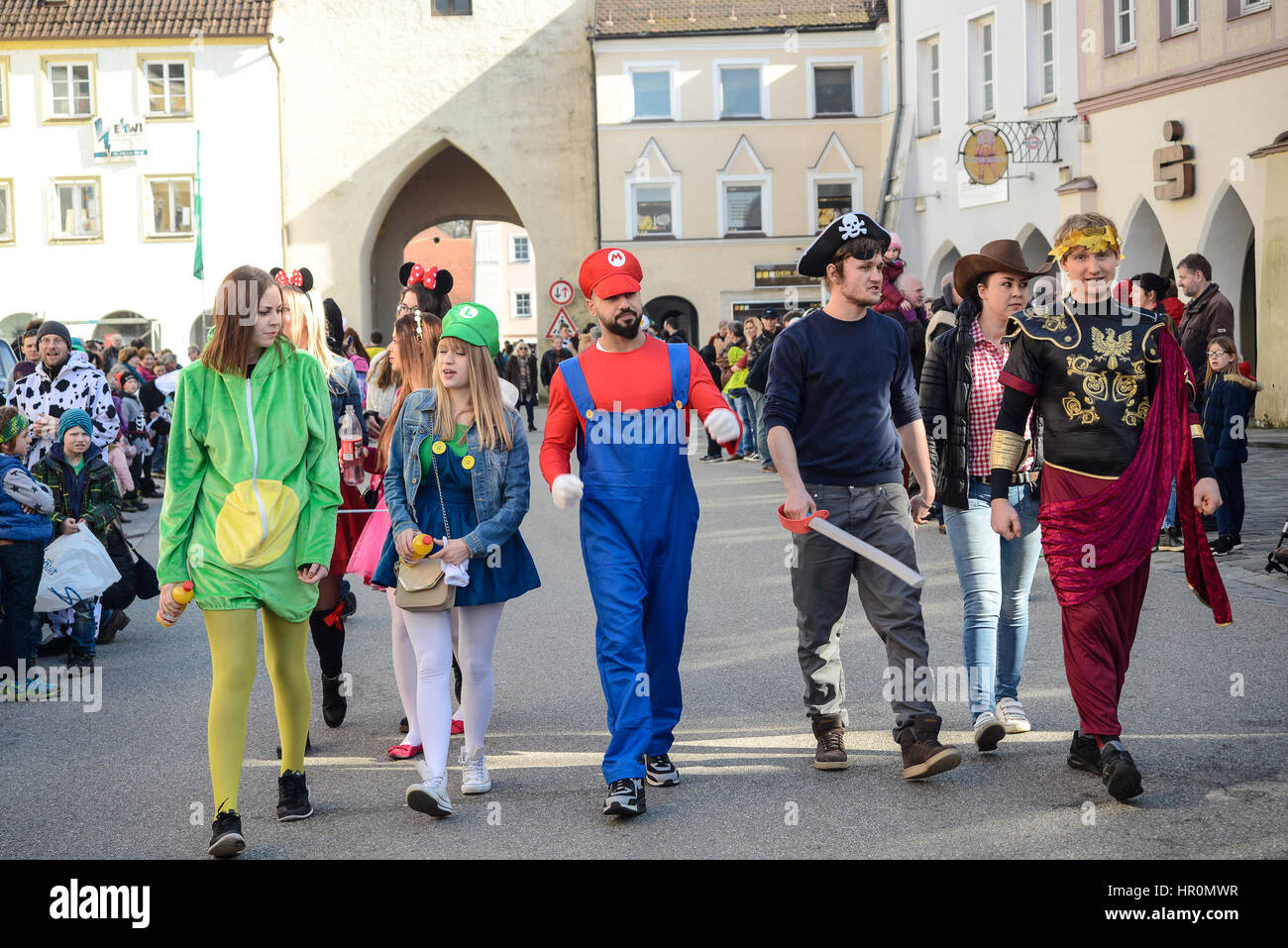 Germany-February Neuoetting, 25, 2017 : Des gens habillés en costumes à pied dans le centre ville durant le carnaval annuel Crédit : parade comme/Alamy Live News Banque D'Images