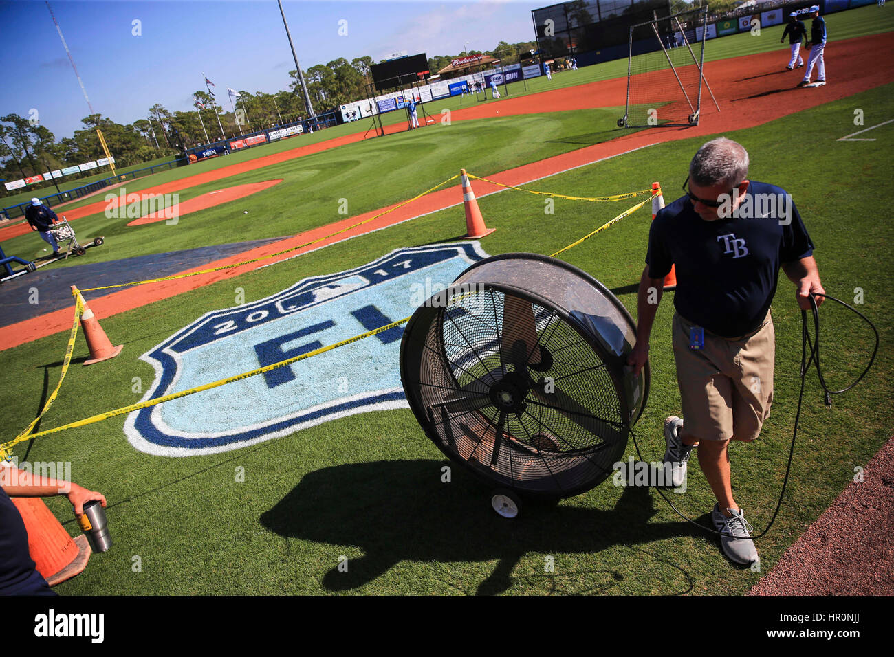 Port Charlotte, en Floride, aux États-Unis. Feb 25, 2017. Vous VRAGOVIC | fois.gardien chef Dan Moeller supprime le ventilateur qui avait été sèche l'entraînement de printemps FL logo sur le terrain avant le match entre les Rays de Tampa Bay et les Pirates de Pittsburgh à Charlotte Sports Park à Port Charlotte, en Floride, le samedi, 25 février 2017. Credit : Vragovic/Tampa Bay Times/ZUMA/Alamy Fil Live News Banque D'Images