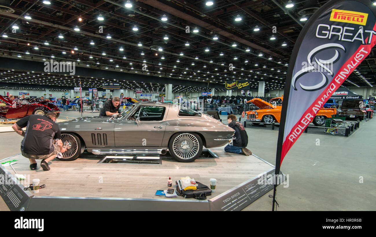 Detroit, USA. Feb 25, 2017. Une voiture Chevrolet Corvette 1966 Interprétation, 'grande' 8 finaliste et candidat à la trophée Ridler, sur l'affichage à l'Autorama de Detroit, une vitrine de la coutume et de voitures restaurées. Crédit : Steve Lagreca/Alamy Live News Banque D'Images