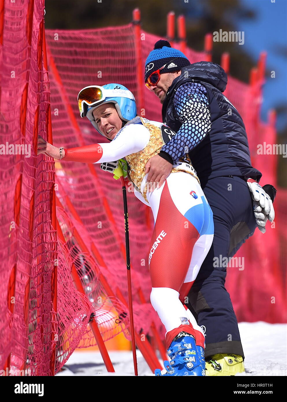 Crans-Montana, Suisse. 25 février 2017. La Coupe du Monde FIS de Ski Alpin Dames, Super-G, Jasmine Flury (SUI) tombe violemment dans les filets de protection Photo : Cronos/Frédéric Dubuis/Alamy Live News Banque D'Images