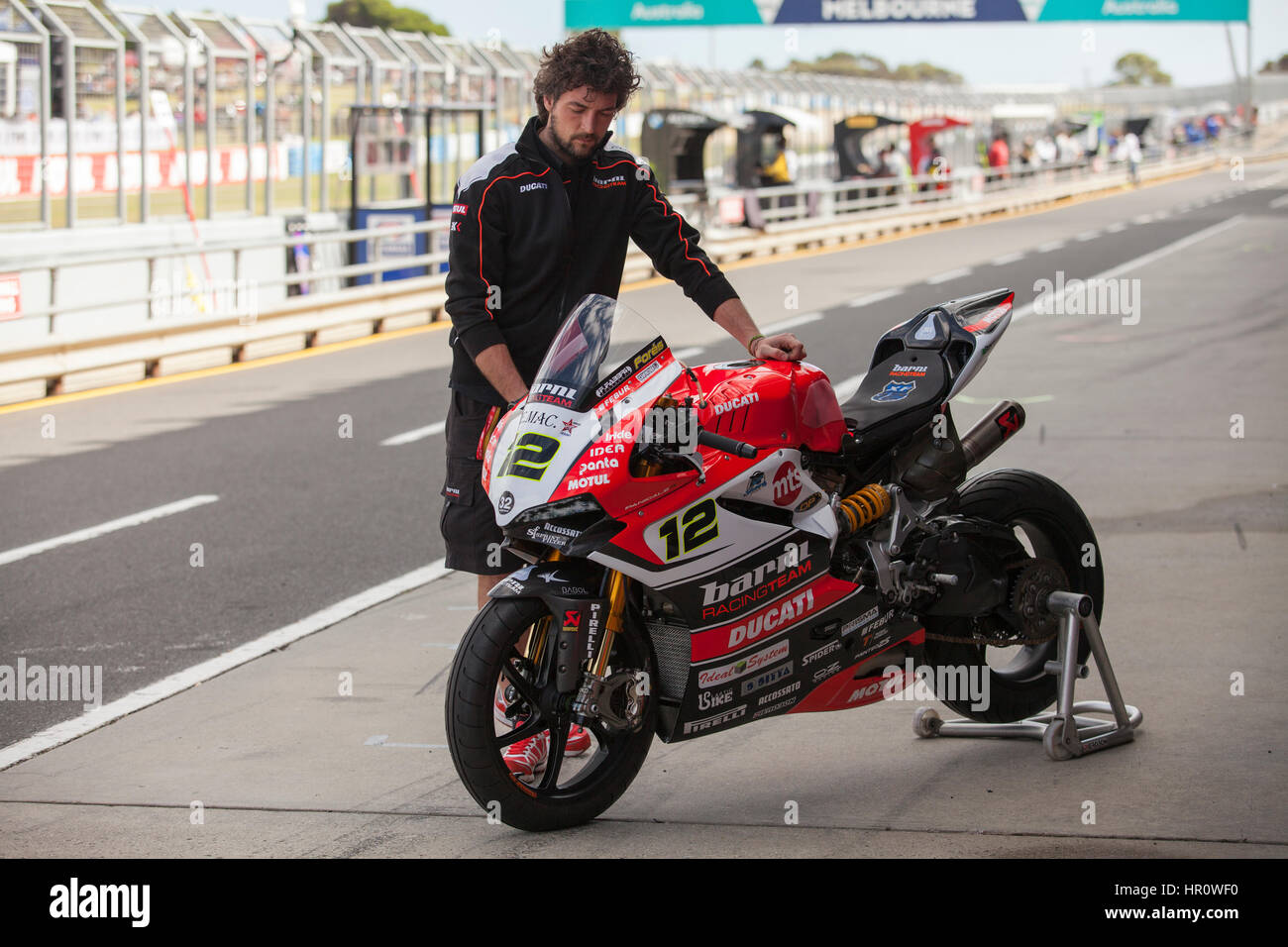 Phillip Island, Australie. 26 février 2017. Réchauffer. World Superbike Ducati Barni Racing Team. Rider Xavi Fores's Ducati Panigale est chauffé avant le début de dimanche matin réchauffer la pratique. Credit : Russell Hunter/Alamy Live News Banque D'Images