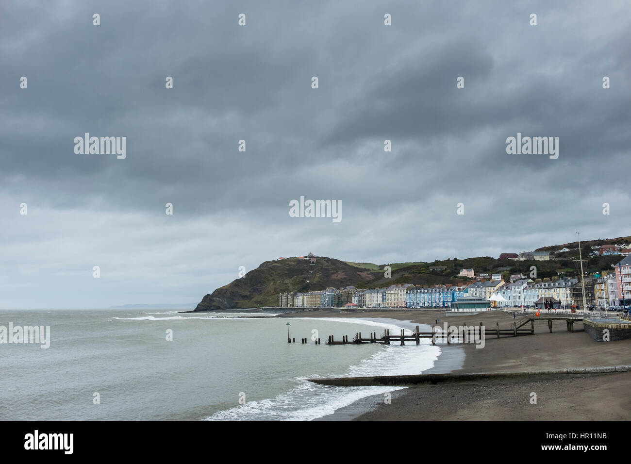 Aberystwyth, Pays de Galles, Royaume-Uni. 26 février 2017. Rainclouds planent sur Aberystwyth que Storm Ewan chefs pour la côte ouest du pays de Galles. Des coups de vent et les fortes pluies prévues pour plus tard dans la journée. Credit : Alan Hale/Alamy Live News Banque D'Images