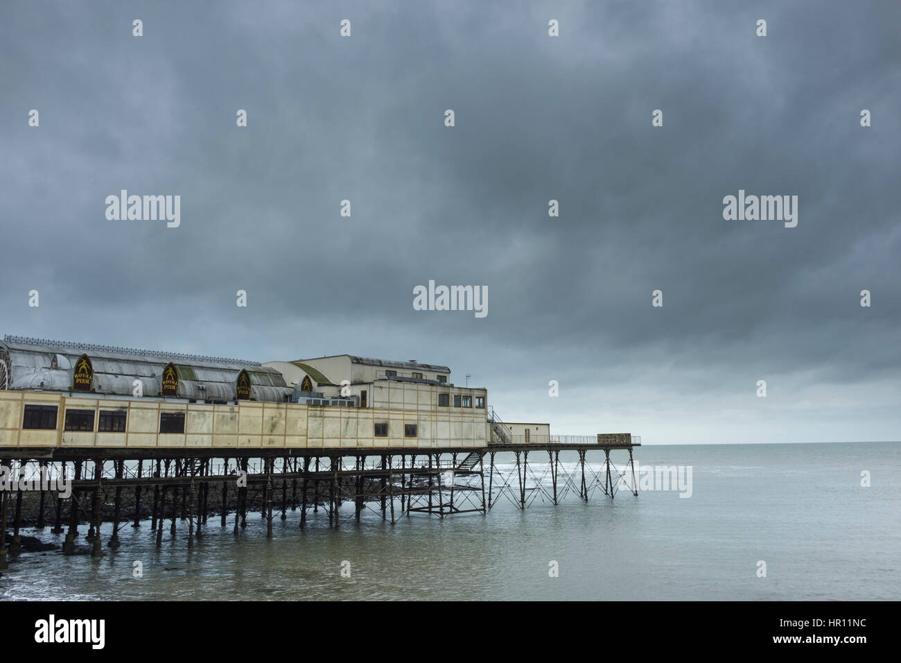 Aberystwyth, Pays de Galles, Royaume-Uni. 26 février 2017. Rainclouds planent sur Aberystwyth que Storm Ewan chefs pour la côte ouest du pays de Galles. Des coups de vent et les fortes pluies prévues pour plus tard dans la journée. Credit : Alan Hale/Alamy Live News Banque D'Images