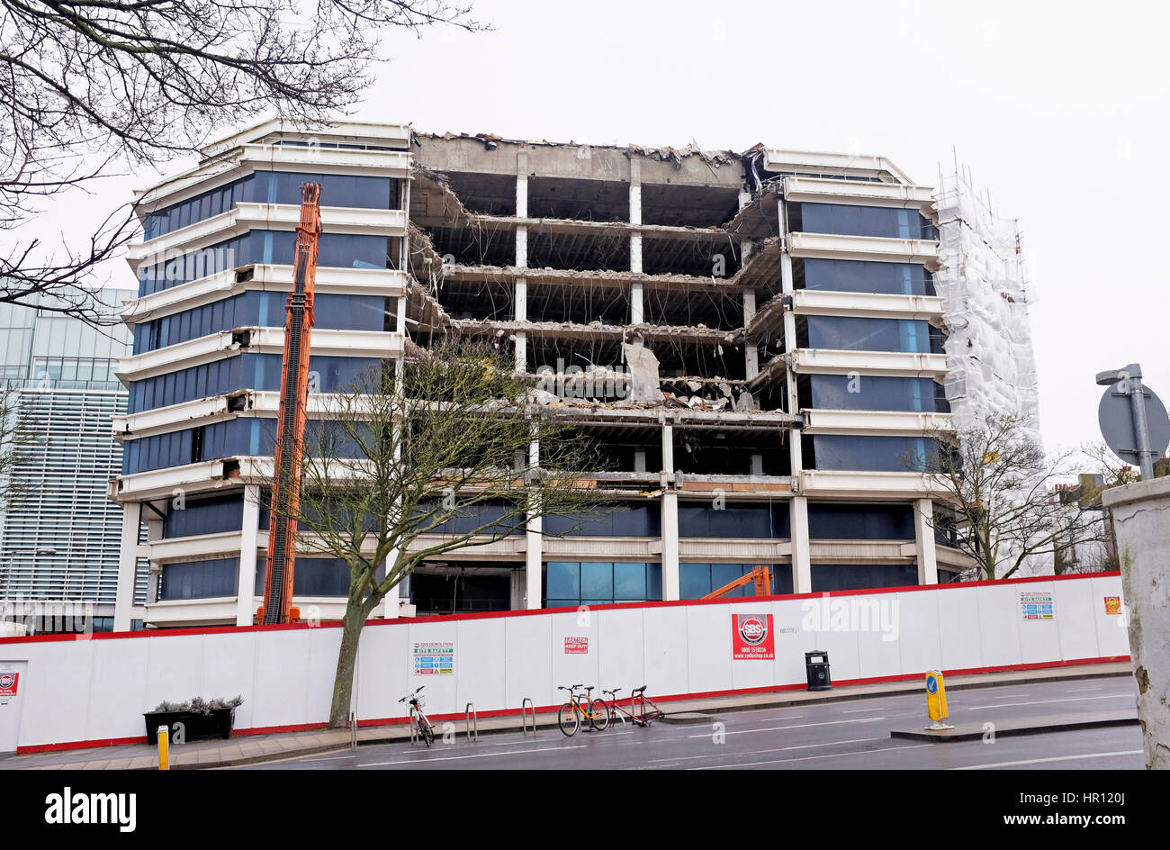 Brighton, Sussex, UK. Feb 26, 2017. Des travaux de démolition de l'ancien American Express Siège social européen connu comme le gâteau de mariage dans le centre de Brighton . Un nouveau siège a déjà été construit derrière le vieux bureaux qui ont été construits en 1977 et le domaine est due à la régénération Crédit : Simon Dack/Alamy Live News Banque D'Images