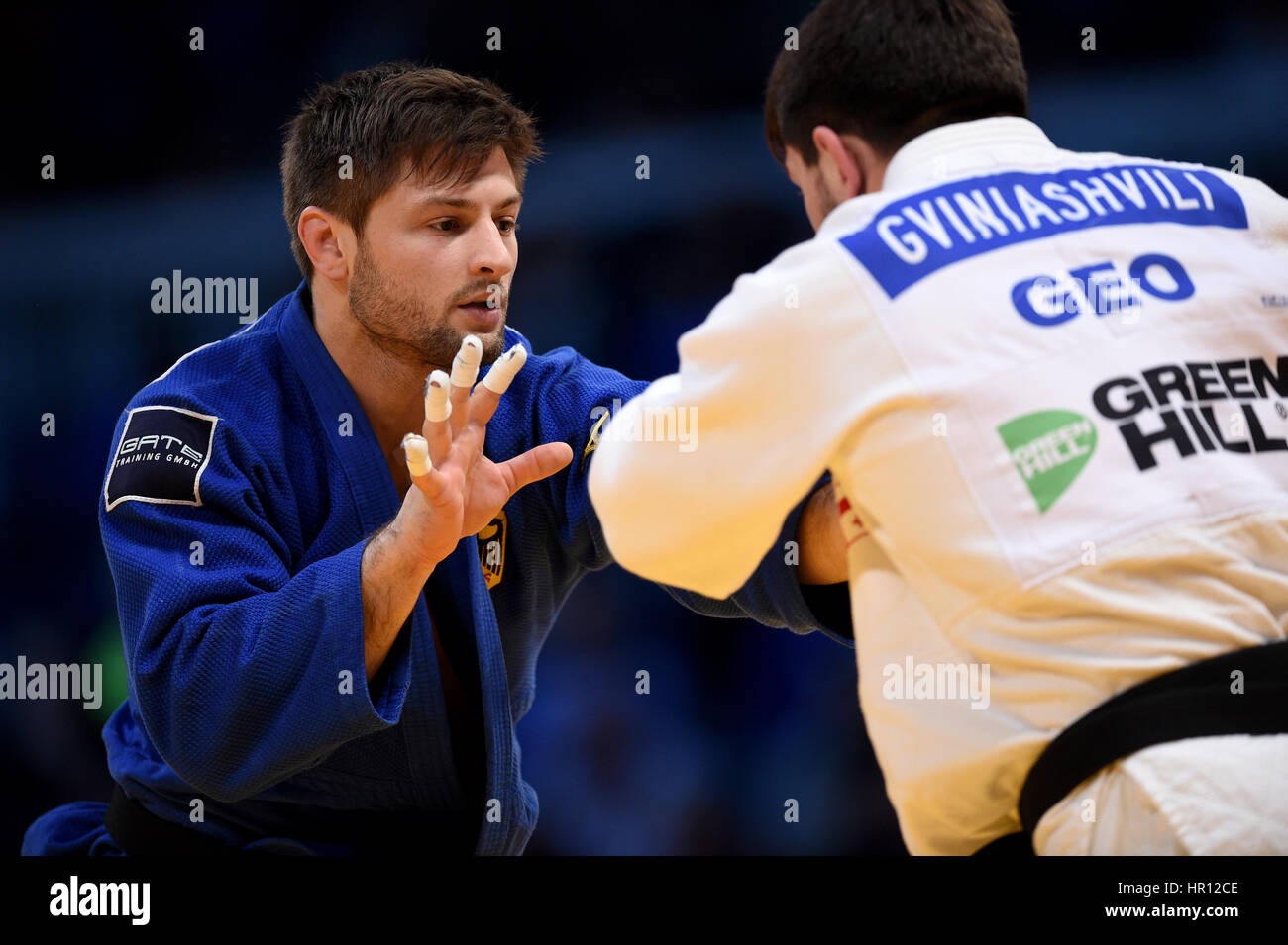 Düsseldorf, Allemagne. Feb 26, 2017. Beka Gviniashvili (blanc) et Marc Niestetal (bleu, Allemagne) en action au cours de la Men's jusqu'à 90 kg de poids de corps la concurrence au Grand Prix de judo dans le hall de Mitsubishi Electric à Duesseldorf, Allemagne, 26 février 2017. Photo : Jonas Güttler/dpa/Alamy Live News Banque D'Images