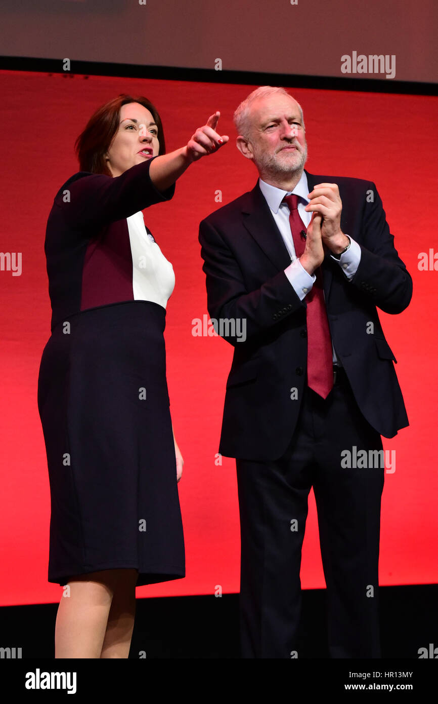 Perth, Ecosse, Royaume-Uni. 26 février 2017. Leader travailliste écossais Kezia Dugdale sur scène avec UK leader travailliste Jeremy Corbyn après son discours à la conférence du parti travailliste écossais de Perth, Crédit : Ken Jack/Alamy Live News Banque D'Images