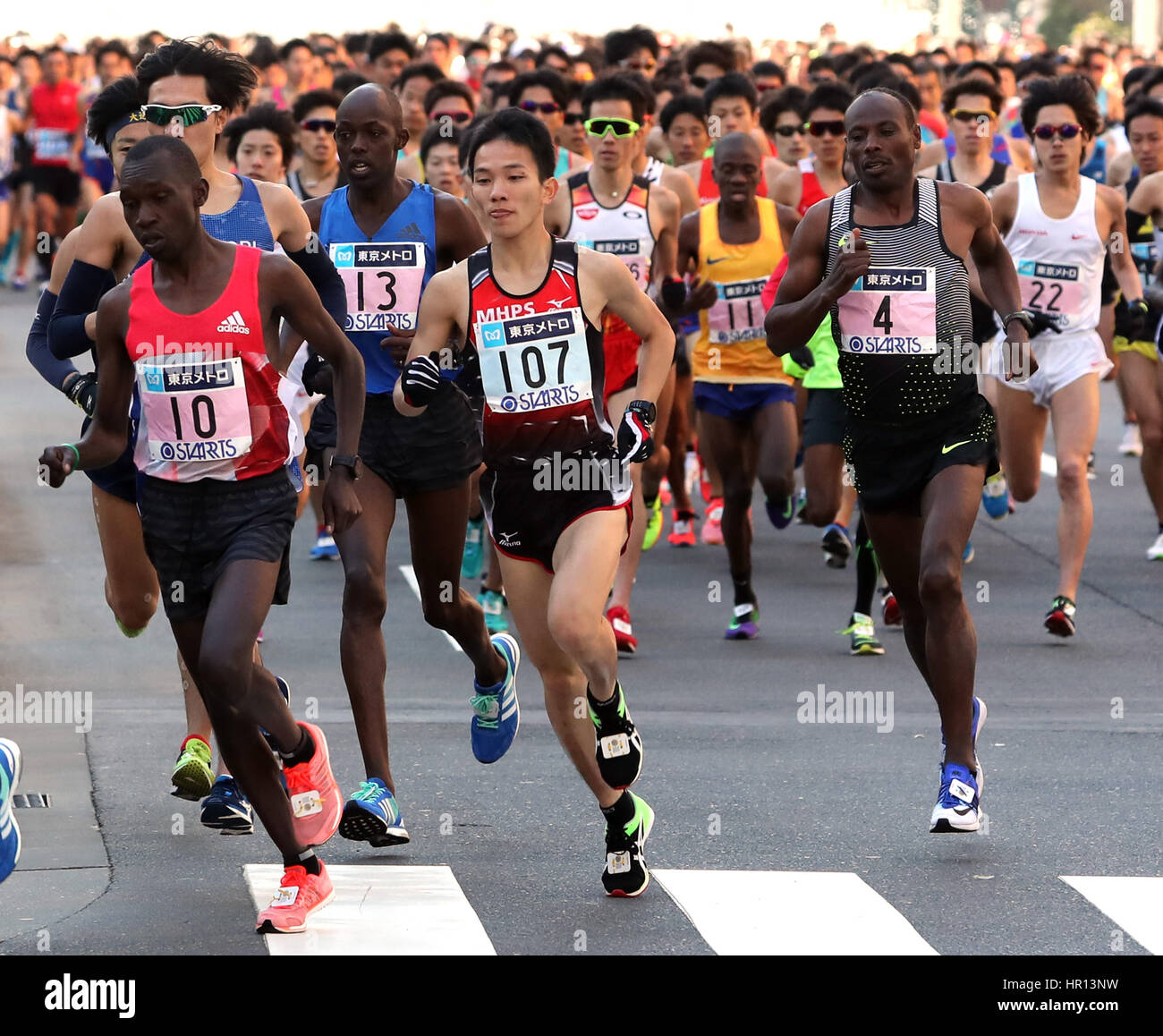 Tokyo, Japon. Feb 26, 2017. Hiroto Inoue (C) du Japon tourne le coin comme il a commencé le Marathon de Tokyo à Tokyo le Dimanche, Février 26, 2017. Inoue a 2 heures 8 minutes 22 secondes et fini le huitième. Credit : Yoshio Tsunoda/AFLO/Alamy Live News Banque D'Images