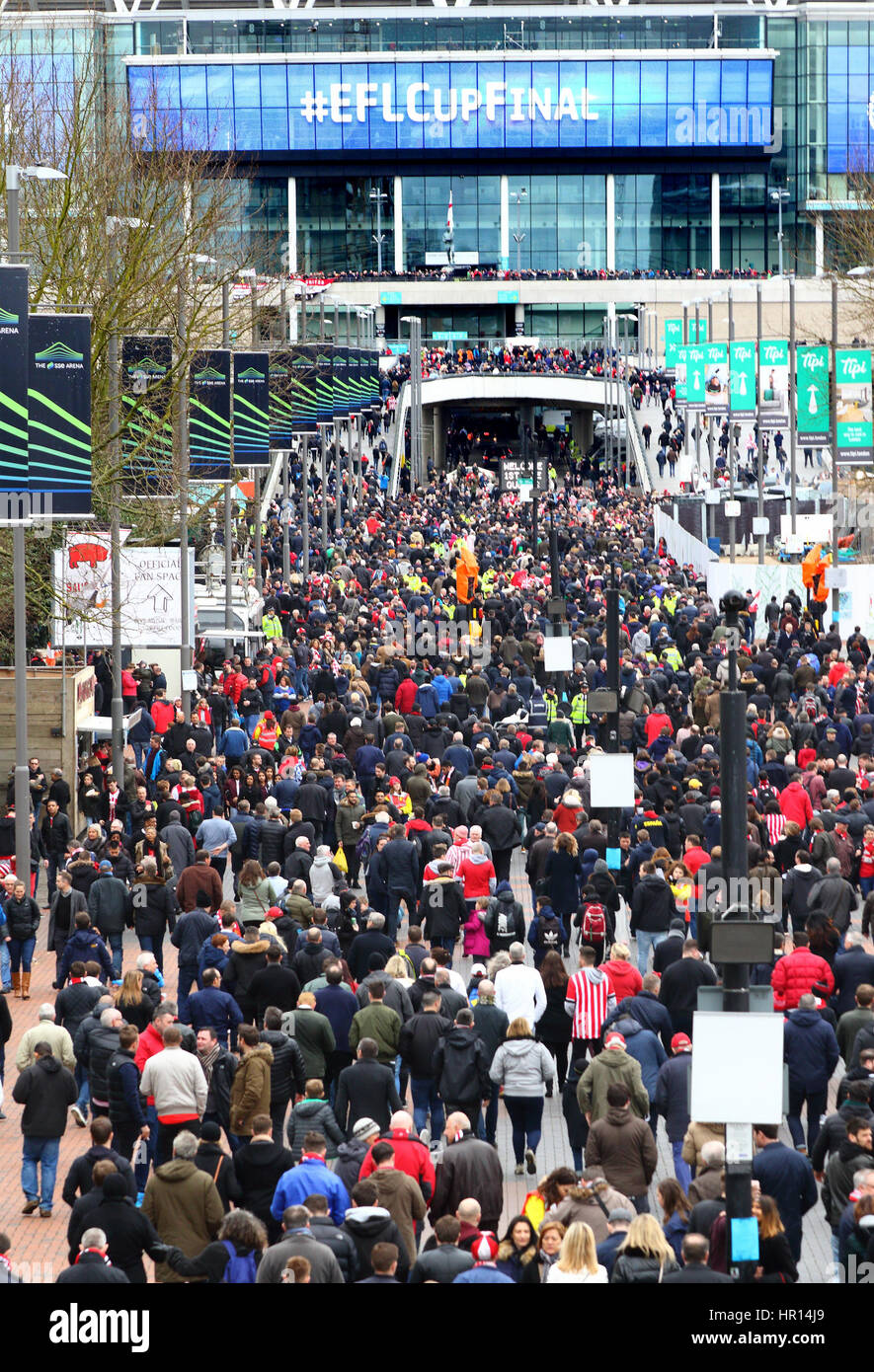 Londres, Royaume-Uni. 26 février 2017. Man Utd Fans arrivent pour la finale de Coupe 2017 EFL Manchester United v Southampton au stade de Wembley, Londres, le 26 février Crédit : KEITH MAYHEW/Alamy Live News Banque D'Images