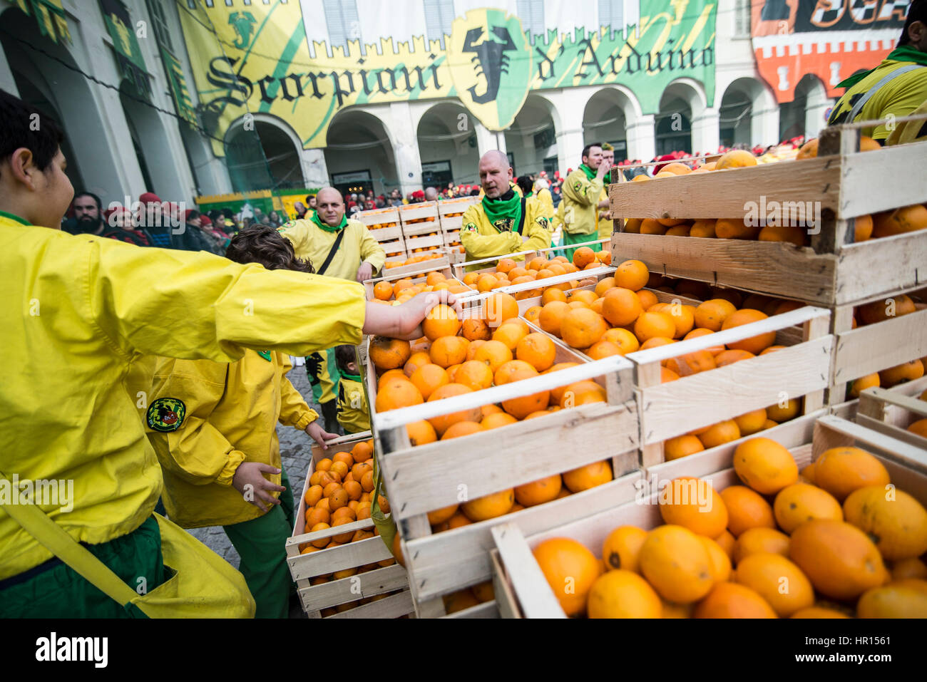 Ivrea, Piémont, Italie. Feb 26, 2017. Ivrea, Italy-February 26, 2017 : la traditionnelle bataille des oranges au cours de l'Ivrée Carnaval à Ivrea, près de Turin, Italie Crédit : Stefano Guidi/ZUMA/Alamy Fil Live News Banque D'Images